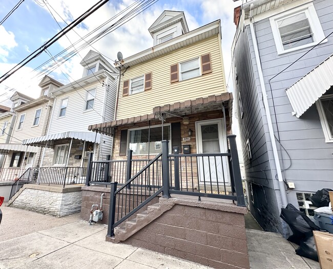 Building Photo - 324 Ella St