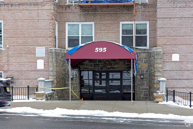 Entrada - 595 Mclean Ave