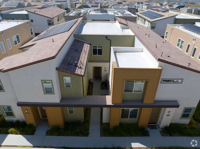 Building Photo - "Spacious 3-Bedroom Townhouse Retreat in P...