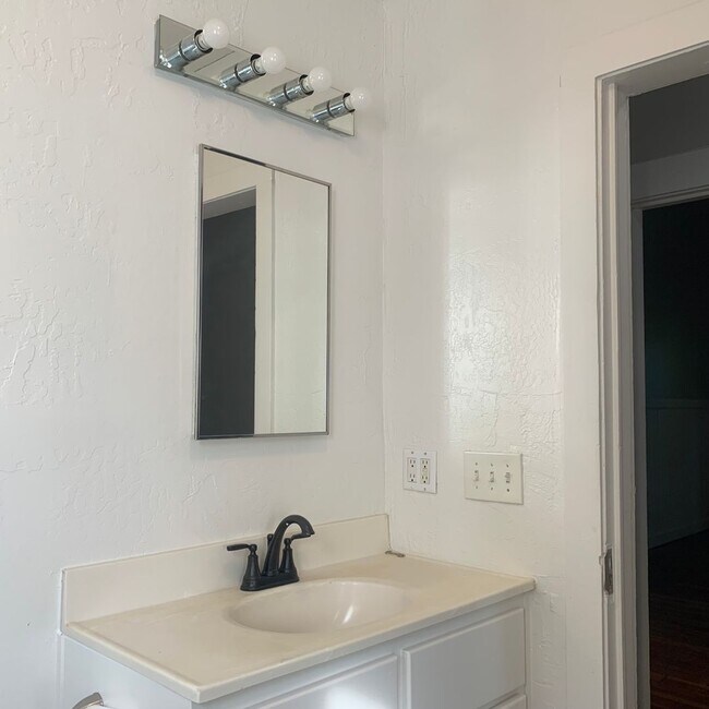 Photo - 149 W 21st St Unit 1