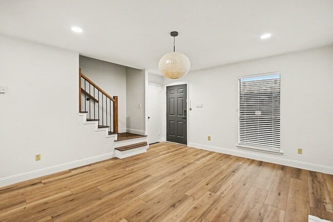 Photo - 2101 Mistletoe Ave