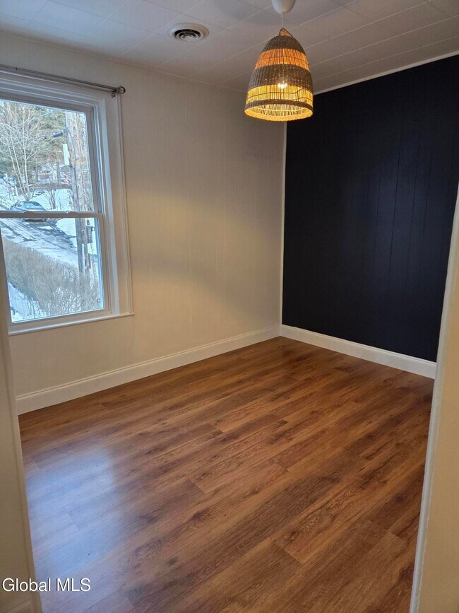 Photo - 669 Pawling Ave Unidad #3