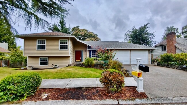 Building Photo - Welcome to this 4 Bedroom 3 Full Bathroom ... Rental