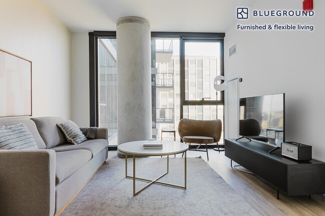 Building Photo - 513 S Damen Ave Rental