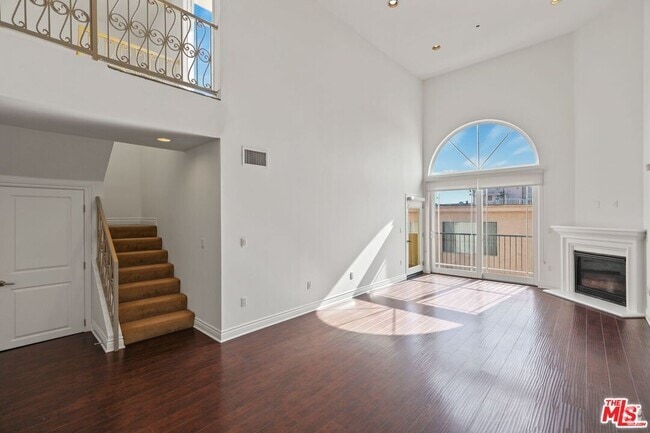 Building Photo - 11346 Iowa Ave Unit ph4 Rental