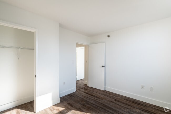 2BR, 1BA - 866SF
