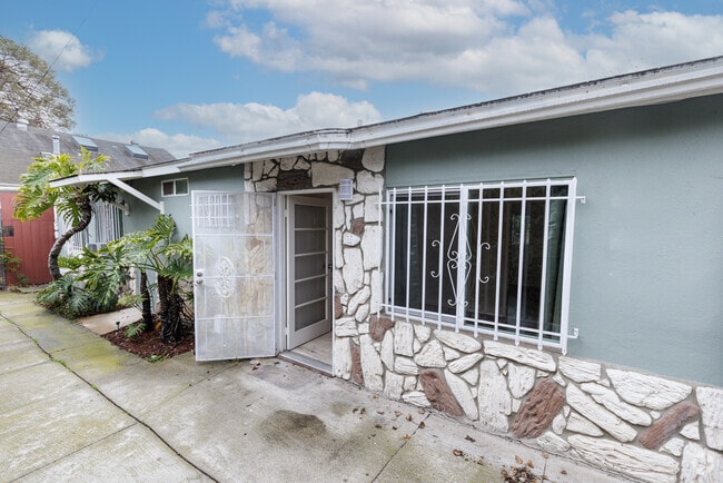 Building Photo - 547 Brooks Ave Rental