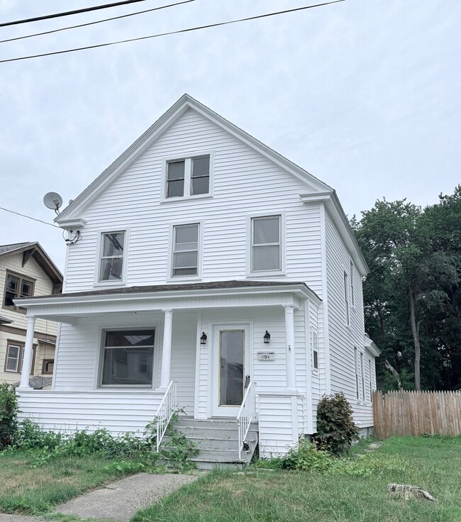 Building Photo - 409 Healy Ave