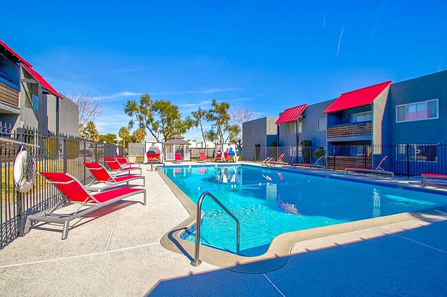 Relájese y descanse en la vibrante piscina comunitaria, que ofrece una combinación perfecta de ocio y lujo. - The MARQ at 1600