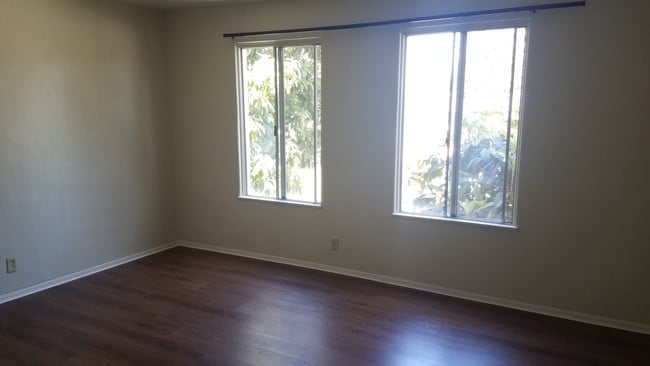 Living Room - 1537 Schiller St Unit Apt B