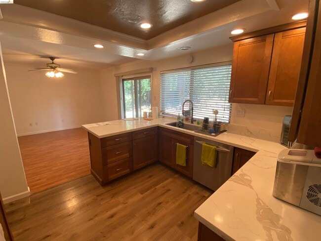 Photo - 894 St John Cir