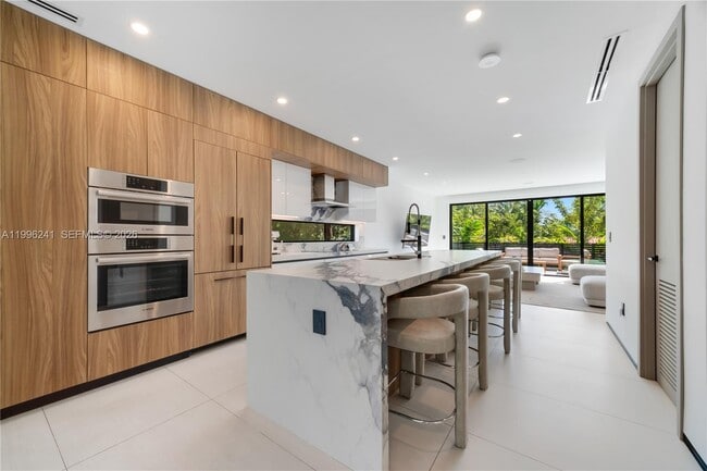 Building Photo - 420 SW 15th Rd