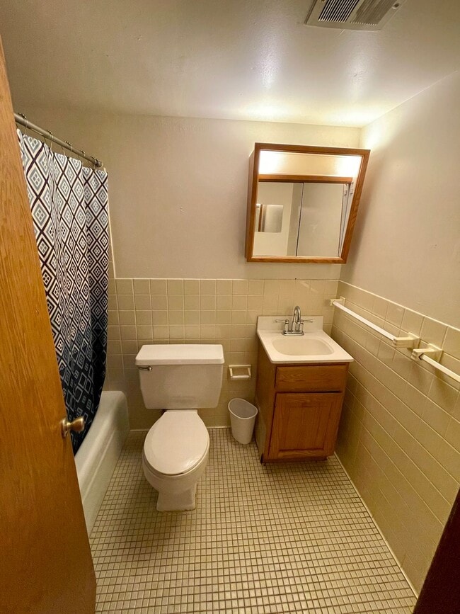 Photo - Updated 1 Bed, 1 Bath Apartment Unidad A1532-5C