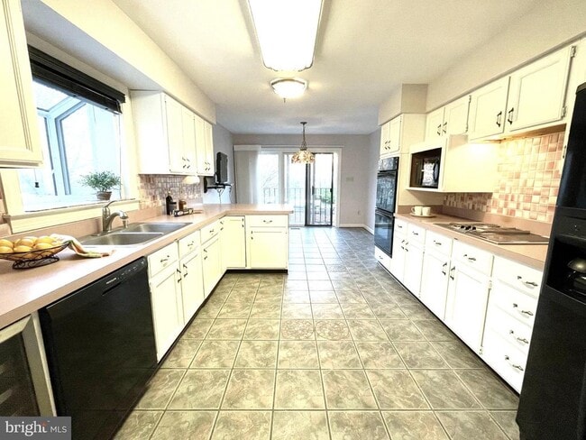 6319 Chaucer View Cir