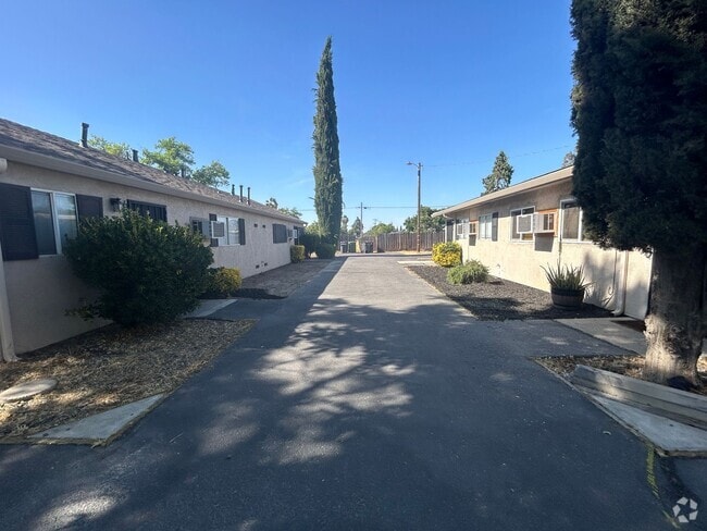 Building Photo - 683 - 695 Vermont Avenue, Turlock CA 95380 Rental