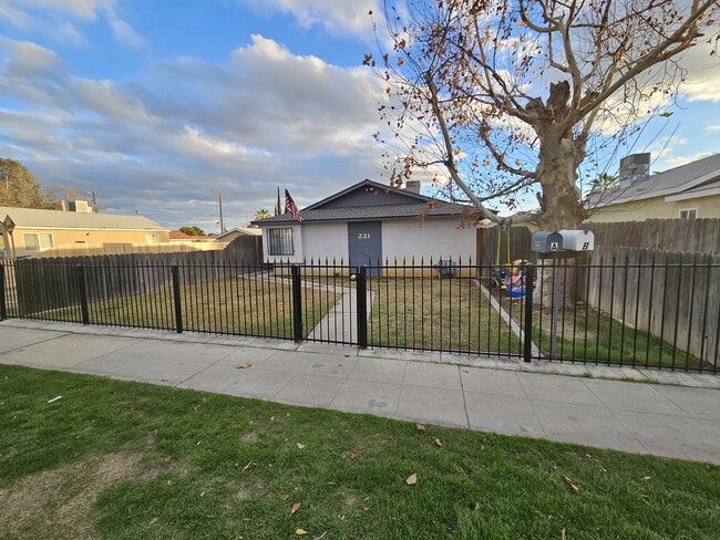 Fenced front yard - 221 Lincoln Ave Apartments Unit A