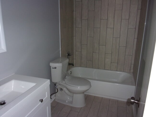 Photo - 1594 Oakwood St