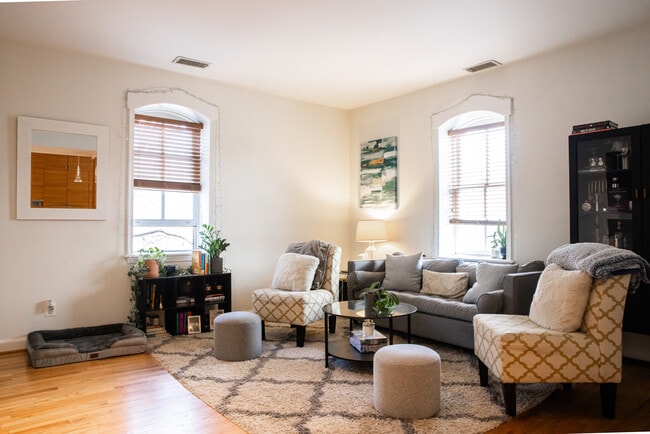 Photo - 1700 V St NW Unidad 4