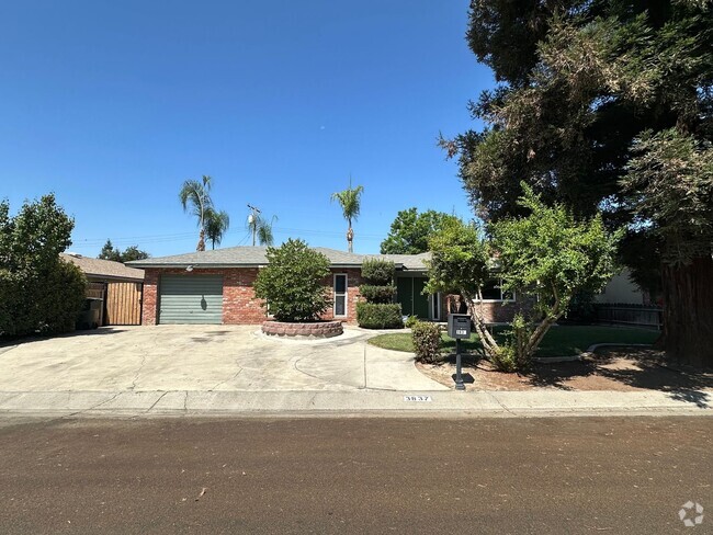Building Photo - SW Visalia Home coming soon with pool!