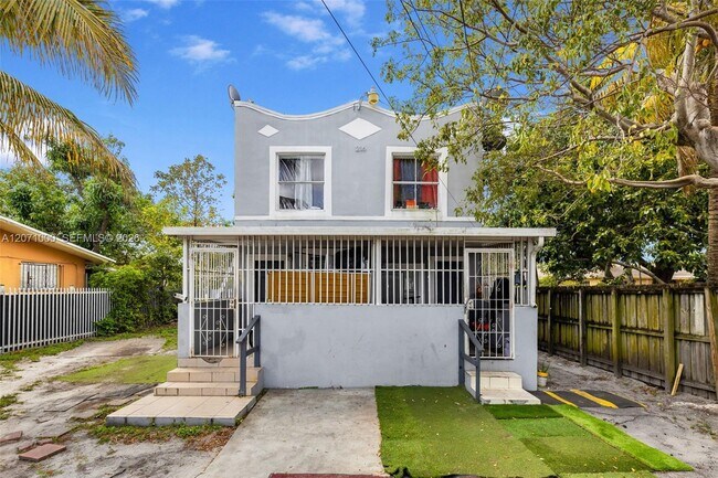 Building Photo - 1236 NW 28th St Unit 4