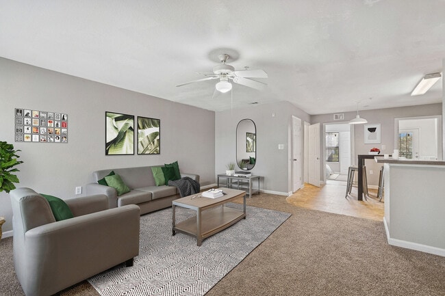 Apartamentos en alquiler en Tallahassee, Florida, 32304. Casa adosada Renegade. Sala de estar (2). - The Social 2700