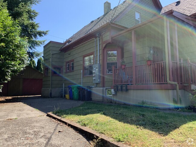 Building Photo - 934 SE Nehalem St Rental