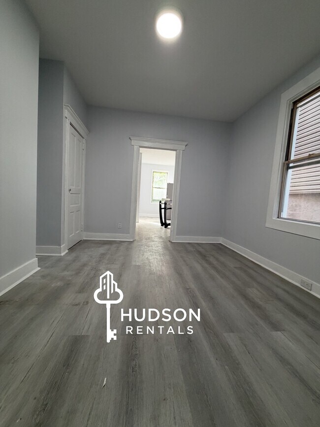 34 Clerk St 1R - 32 Clerk St Unit 1R