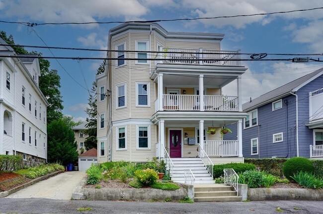 Building Photo - 26 Park Rd Unit 2