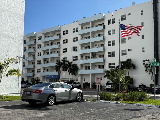 Photo - 2900 Banyan St Unidad 305