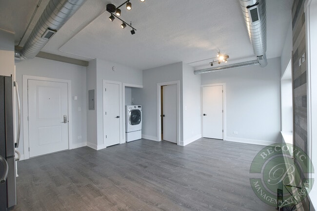 Photo - 7645 N Sheridan Rd