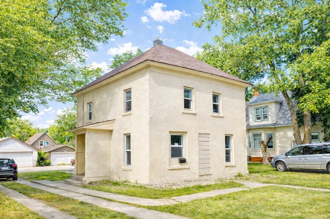 Building Photo - 4 Bed 2 Bath Home