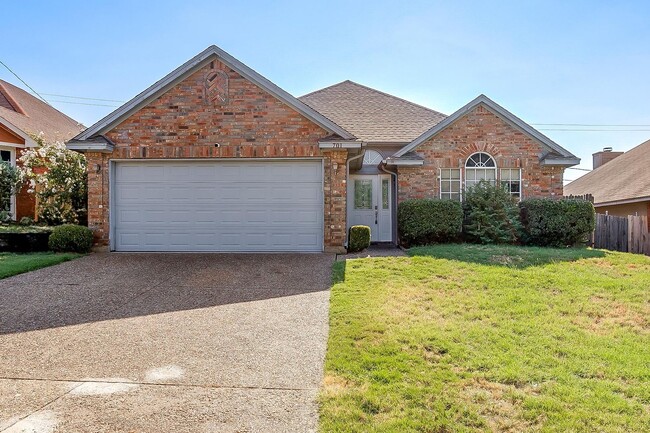 Building Photo - Open Floorplan with 3 Bed, 2 Bath Home in Established Neighborhood- Fort Worth- 76120