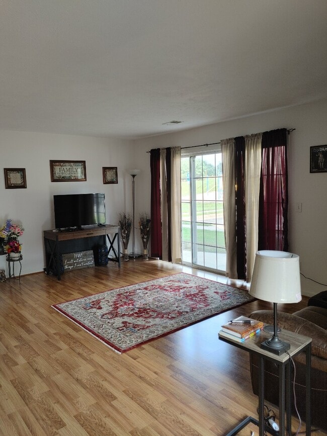 Living room - 141 Brookland Ter Unit 1