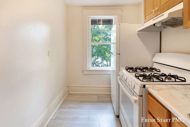 Building Photo - 280 Irwin Ave Unit 3