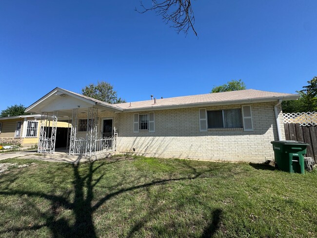 2 bedroom/1 bath available for IMMEDIATE M... - 2 bedroom/1 bath available for IMMEDIATE M... Casa