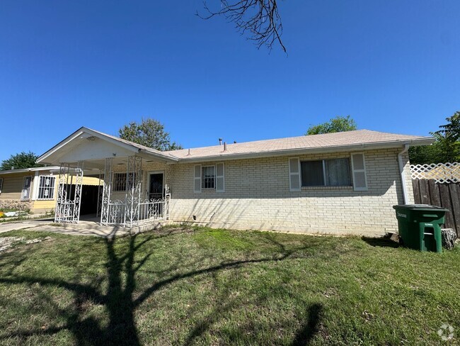 Building Photo - 2 bedroom/1 bath available for IMMEDIATE M... Rental