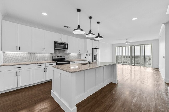 Building Photo - Modern 1/1 Condo in The Colony Unit 1507