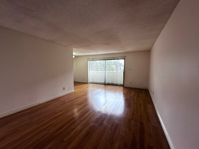 Photo - 135 N Swall Dr Unidad 104