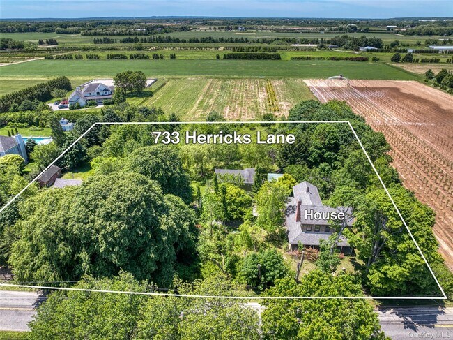 733 Herricks Ln