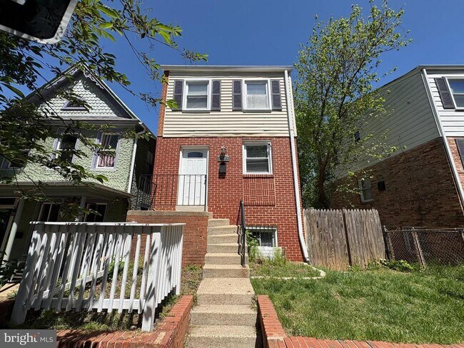 Photo - 1344 Valley Pl SE House