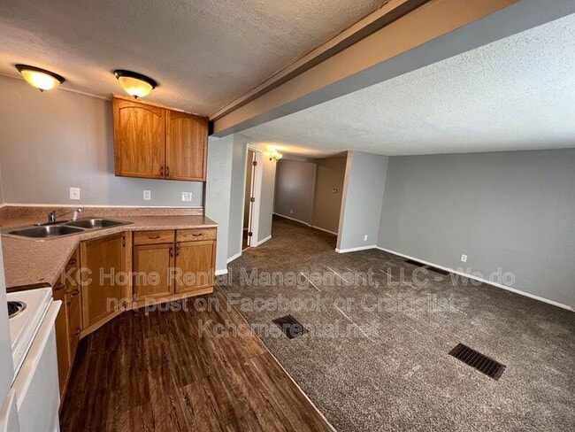Photo - 10201 E 31st St S