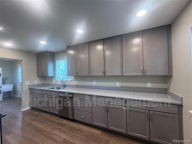 Photo - 21104 Inkster Rd