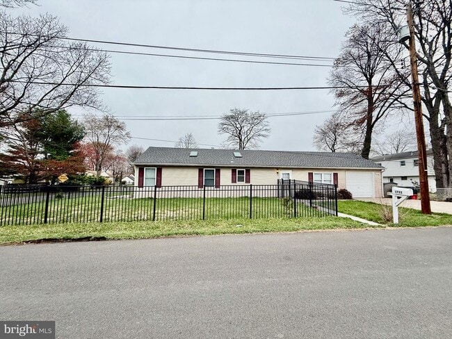 Photo - 1722 Oak Rd