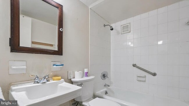 Building Photo - 210 Locust St Unit 22CW