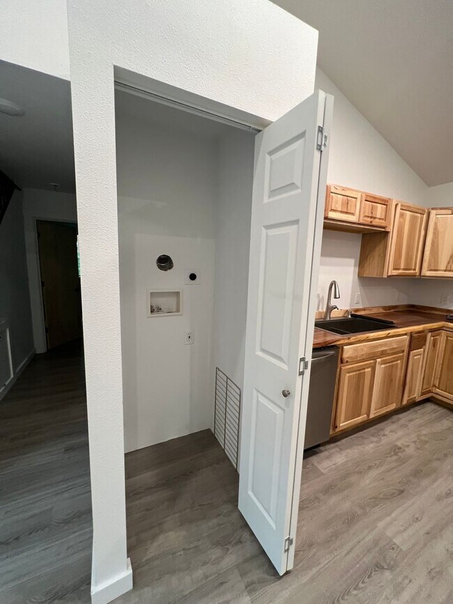 Photo - 3 Bedroom home for rent / Water holding ta...