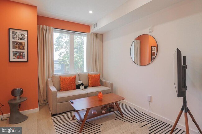 Building Photo - 1806 I St NE Unit 10