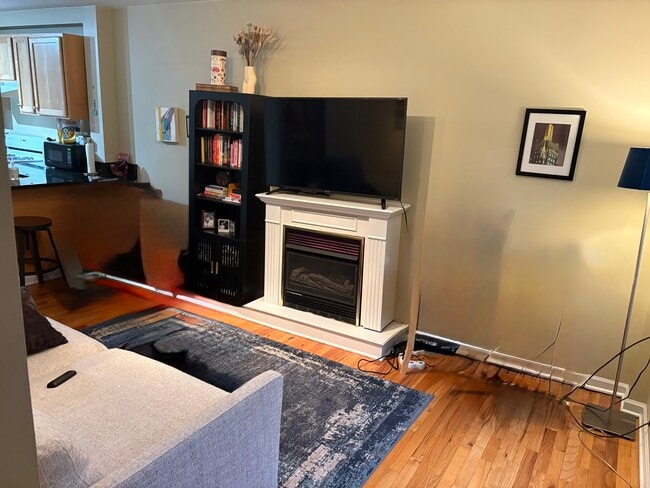 Building Photo - 3654 N Marshfield Ave Unit MarshfieldCoachHouse#1