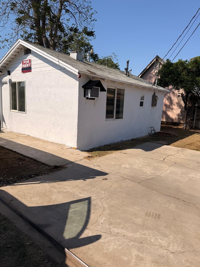 Building Photo - 1716 1/2 Gage St Unit REAR