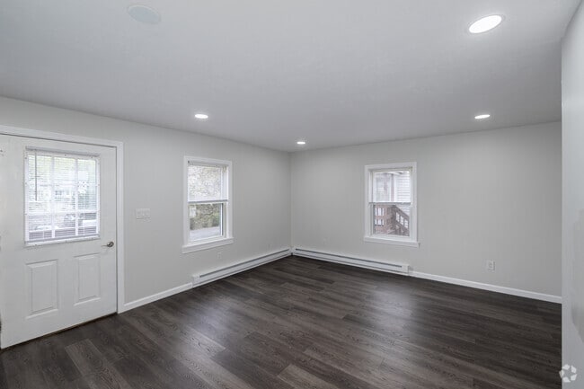 1BR, 1BA - 550SF - Living Room - 28-38 North St