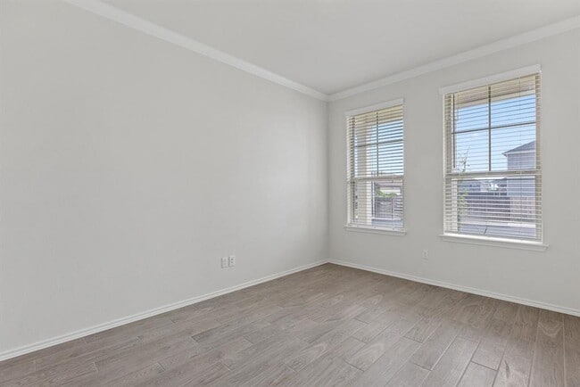 Photo - 905 Duskywing Wy